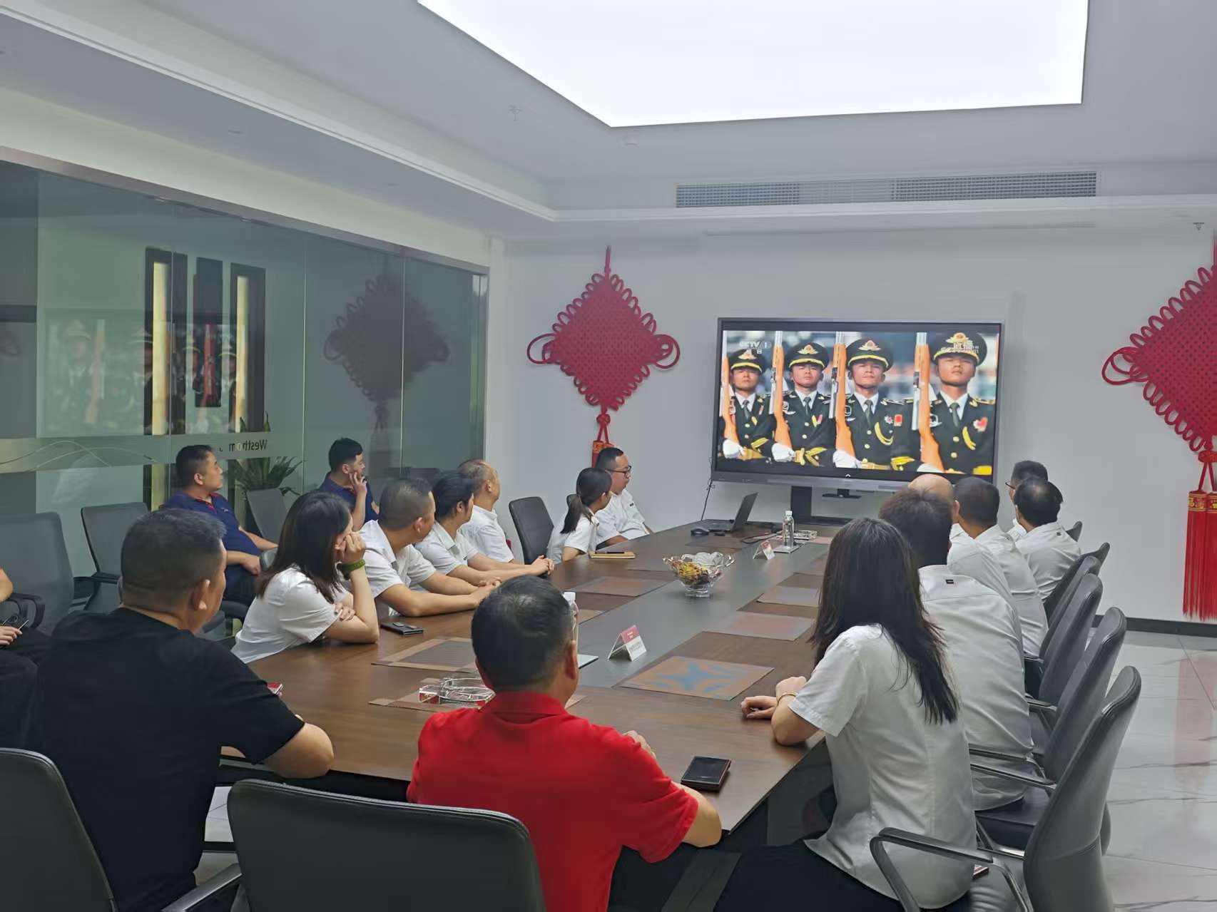 向胜利前进丨浙江西屋电气股份有限公司组织集中观看抗战胜利80周年阅兵盛况(图3) c9a18aa42ef281e4dd7bb2a321885e09.jpg